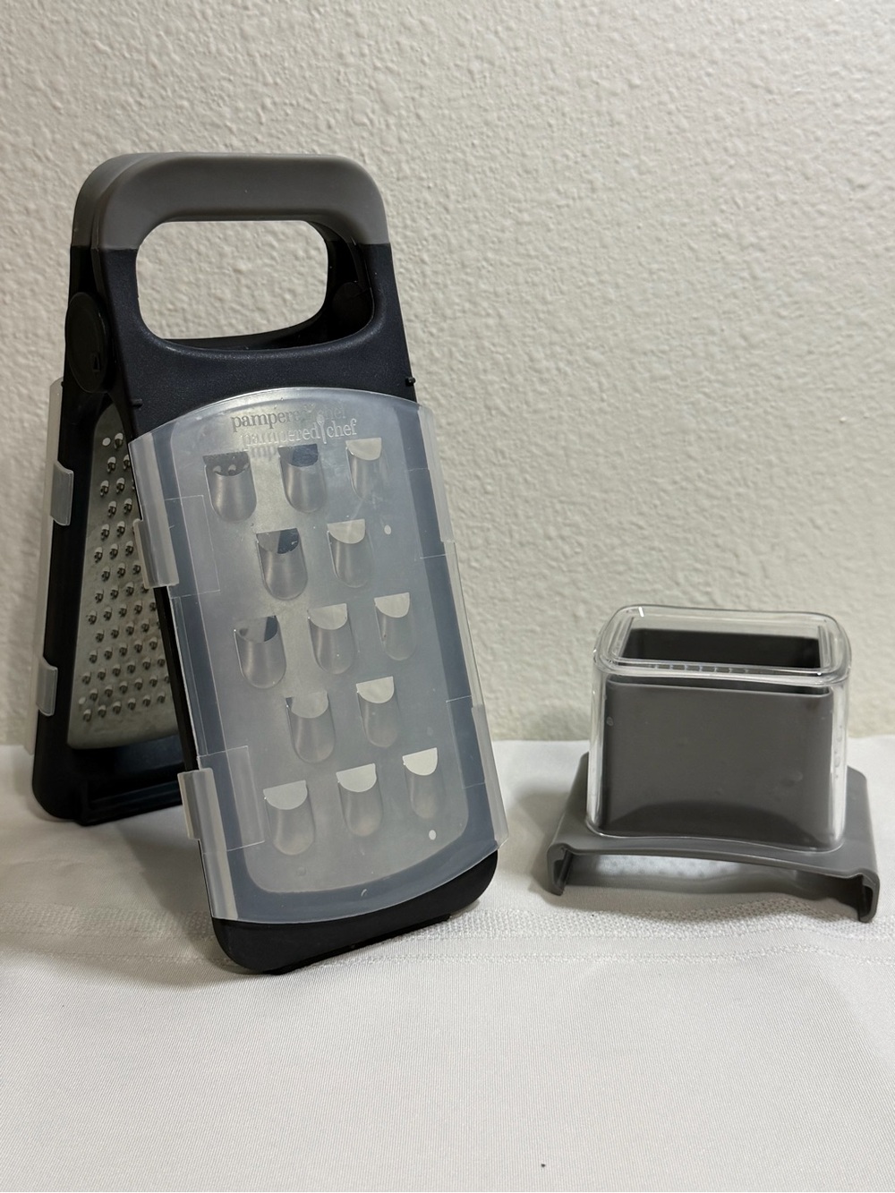 Pampered Chef Microplane Folding Handle Fine Grater & Food Holder cheese veg